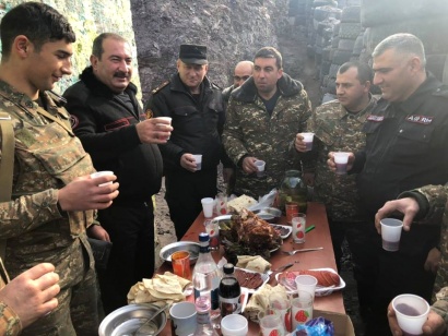 ՀՀ ՊՆ ռազմական ոստիկանության պետ Արթուր Բաղդասարյանը Ոստիկանության զորքերի զինծառայողներին շնորհավորեց դիրքերում․ ՖՈՏՈՌԵՊՈՐՏԱԺ