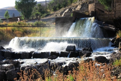Արտակարգ դեպք Սյունիքի մարզում. ոստիկանները մեծ դժվարությամբ փրկել են 72-ամյա քաղաքացու կյանքը, ով փորձում էր Տոլորսի ջրամբարի պատնեշից ինքնասպանություն գործելու նպատակով իրեն ցած գցել