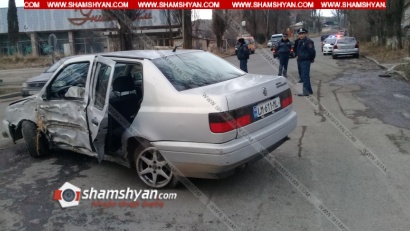 Ավտովթար Վանաձորում. «Վանաձոր Քիմպրոմ»-ի հերթափոխի պետը Volkswagen-ով բախվել է հաստաբուն ծառին. նրան տեղափոխել են հիվանդանոց. ՖՈՏՈՌԵՊՈՐՏԱԺ, ՏԵՍԱՆՅՈՒԹ