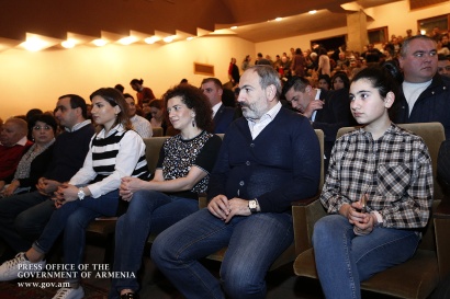 Նիկոլ Փաշինյանն ընտանիքի հետ այցելել է թատրոն և դիտել «Ռևիզոր» կատակերգական ներկայացումը. ՖՈՏՈՌԵՊՈՐՏԱԺ
