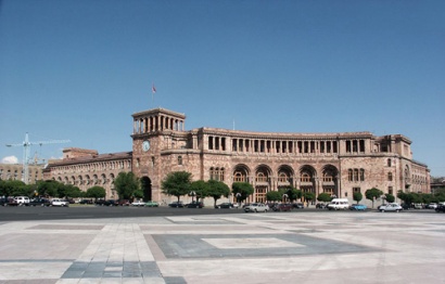 Արտակարգ դեպք Երևանում. 54-ամյա տղամարդը դյուրավառ նյութով իր աղջկա հետ փորձել է մտնել կառավարության շենք և ինքնահրկիզվել