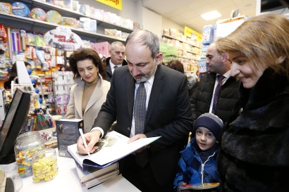Գիրք նվիրելու օրը ՀՀ վարչապետն այցելել է «Բուկինիստ» գրախնութ. ՖՈՏՈՌԵՊՈՐՏԱԺ