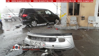 Խոշոր ավտովթար-վրաերթ Երևանում. Opel-ը բախվել է «CPS» բենզալցակայանի մոտ լիցքավորվող Honda-ին. մեքենաները վերածվել են մետաղե ջարդոնի. կան վիրավորներ. ՖՈՏՈՌԵՊՈՐՏԱԺ, ՏԵՍԱՆՅՈՒԹ