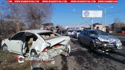 Խոշոր ավտովթար Երևան-Աշտարակ ճանապարհին. Mercedes-ը բախվել է ճանապարհի թույլատրելի հատվածում կայանված Nissan-ին. 5 վիրավորներին առաջինը օգնության են հասել գերեզմանաքարերի արտադրամասի աշխատակիցները.ՖՈՏՈՌԵՊՈՐՏԱԺ, ՏԵՍԱՆՅՈՒԹԵՐ
