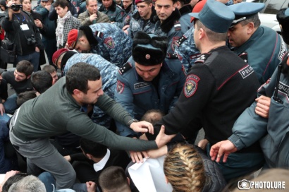 Օպերայի հարակից տարածքից բերման ենթարկված 19 անձանց հարցով ՄԻՊ ներկայացուցիչները Ոստիկանությունում են. Tert.am