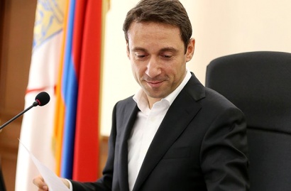 Երևանի քաղաքապետի կարգադրությամբ վարչական շրջանի ղեկավարի աշխատակազմը կարճ ժամանակում ՀՀ ազգային հերոսի անվան զբոսայգում վերացրեց «թուրքացած» հայերի վանդալիզմի հետքերը. ՖՈՏՈՌԵՊՈՐՏԱԺ, ՏԵՍԱՆՅՈՒԹԵՐ