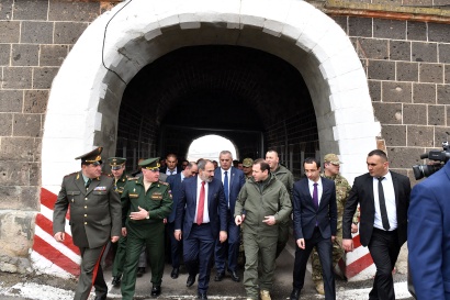 Գյումրի աշխատանքային այցի շրջանակում Նիկոլ Փաշինյանն այցելել է ռուսական 102-րդ ռազմաբազա, քաղաքային ավտոկայան և «Շիրակ» օդանավակայան, հանդիպել տնակային ավանի բնակիչներին. ՖՈՏՈՌԵՊՈՐՏԱԺ