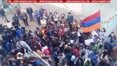 Լարված իրավիճակ Վանաձորում. թիվ 20 դպրոցի աշակերտները դասադուլ են անում. մարզպետին մեղադրում են, որ հիմա էլ իր ծանոթին դպրոցի տնօրեն է նշանակել. ՖՈՏՈՌԵՊՈՐՏԱԺ