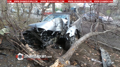 «Կասկադյորական» ավտովթար Երևանում. BMW-ն դուրս է եկել հանդիպակաց երթևեկելի գոտի, տապալել հաստաբուն ծառն ու բախվել բնակելի շենքի պատին. ՖՈՏՈՌԵՊՈՐՏԱԺ, ՏԵՍԱՆՅՈՒԹ