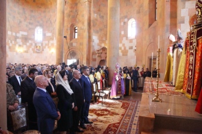 Բակո Սահակյանը երկրի բարձրագույն ղեկավարության ուղեկցությամբ մասնակցել է մայրաքաղաք Ստեփանակերտի Աստվածամոր Սուրբ Հովանի Մայր տաճարի օծման հանդիսավոր արարողությանը. ՏԵՍԱՆՅՈՒԹ