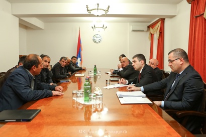 Արցախի պետնախարար Գրիգորի Մարտիրոսյանն ընդունել է Արցախում փայտամշակման արտադրությամբ զբաղվող մի խումբ ձեռներեցների