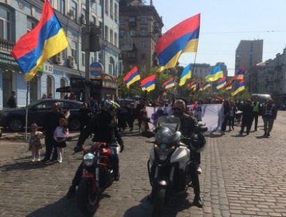 Երթեր, ցուցահանդեսներ, կլոր սեղաններ եւ ֆլեշմոբեր. Ուկրաինայում հարգել են Ցեղասպանության զոհերի հիշատակը