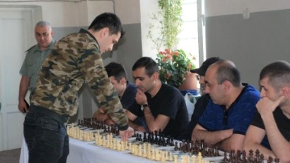 Միաժամանակյա խաղաշար շախմատի չեմպիոնը «Վարդաշեն» քրեակատարողական հիմնարկում հայ և օտարերկրյա 20 դատապարտյալների հետ անցկացրել է միաժամանակյա խաղաշար. ՖՈՏՈՌԵՊՈՐՏԱԺ