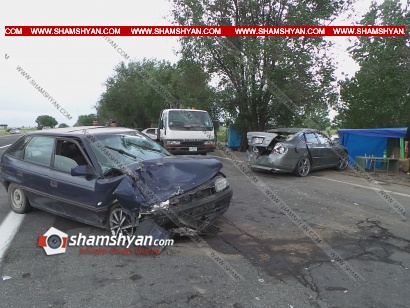 Խոշոր ավտովթար-վրաերթ Արմավիրի մարզում. Opel-ը բախվել է կայանված Nissan-ին, վերջինն էլ վրաերթի է ենթարկել վարորդին, կնոջն ու ելակ վաճառողին. ՖՈՏՈՌԵՊՈՐՏԱԺ, ՏԵՍԱՆՅՈՒԹ