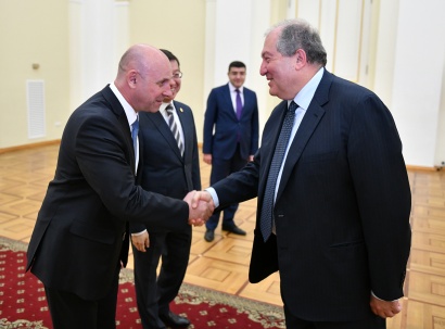 Նախագահ Արմեն Սարգսյանն աշխատանքային ճաշ է ունեցել Հայաստանում ԵԱՏՄ երկրների դեսպանների հետ. ՖՈՏՈՌԵՊՈՐՏԱԺ