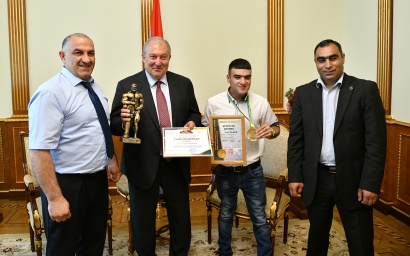 «Վստահ եմ, որ դու ուրիշ բարձունքներ էլ ես նվաճելու». նախագահ Արմեն Սարգսյանը հյուրընկալել է ուժային եռամարտի աշխարհի առաջնության պարալիմպիկ ձևում հաղթող ճանաչված Գևորգ Աֆրիկյանին