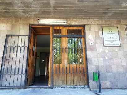 Արտակարգ դեպք Երևանում. կինը, տեսնելով, որ ամուսնուն չեն ընդունում հիվանդանոց, բժշկական կենտրոնի առջև ինքնահրկիզվել է