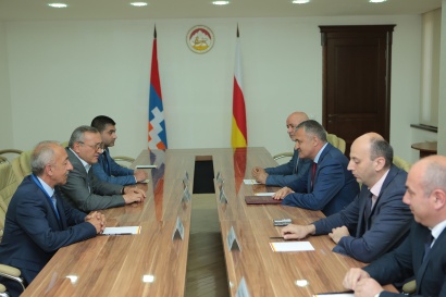 Արցախի Հանրապետության պատվիրակությանը ընդունել է Հարավային Օսիայի նախագահը. ՖՈՏՈՌԵՊՈՐՏԱԺ