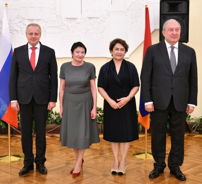 Նախագահ Արմեն Սարգսյանը Ռուսաստանի օրվա առթիվ այցելել է Հայաստանում ՌԴ դեսպանատուն. ՖՈՏՈՌԵՊՈՐՏԱԺ