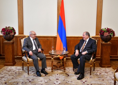 Նախագահ Արմեն Սարգսյանը հանդիպել է Հանրային խորհրդի նախագահ Վազգեն Մանուկյանի հետ. ՏԵՍԱՆՅՈՒԹ