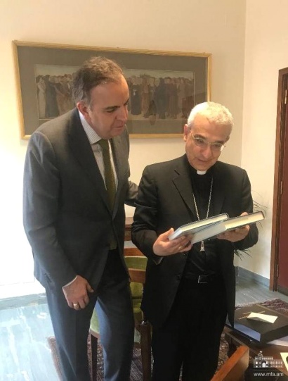 Սուրբ Աթոռում ՀՀ դեսպան Կարեն Նազարյանը հանդիպել է Սուրբ Աթոռի օրենսդրական ակտերի քահանայապետական խորհրդի նախագահ, արքեպիսկոպոս Ֆիլիպո Յանոնեի հետ