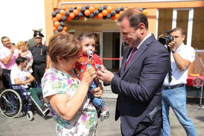 ՀՀ պաշտպանության նախարարը մասնակցել է նորակառույց բազմաբնակարան շենքի բացման արարողությանը. ՖՈՏՈՌԵՊՈՐՏԱԺ