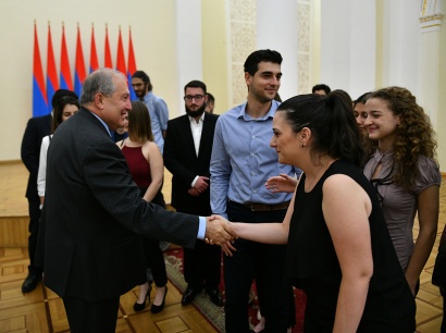 Ձեզ ոչ միայն զգացեք ձեր տանը, այլև՝ մեր ազգի, մեր երկրի մի մասնիկը. նախագահ Արմեն Սարգսյանը հյուրընկալել է ՀԲԸՄ ծրագրերով Հայաստան ժամանած սփյուռքահայ երիտասարդներին. ՖՈՏՈՌԵՊՈՐՏԱԺ