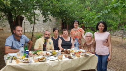 Ծակուռին յուրահատուկ գյուղ է: Այն ունի հին եւ հետաքրքիր պատմություն, ինչպես նաեւ շատ ակտիվ քաղաքացիական դիրքորոշում ունեցող բնակչություն.Դավիթ Բաբայան. ՖՈՏՈՌԵՊՈՐՏԱԺ