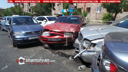 Խոշոր ու շղթայական ավտովթար Երևանում. բախվել են 2 Mercedes-ներ, Mitsubishi Pajero IO-ն, Mazda-ն, Hyundai Sonata-ն, Toyota Camry-ն, Opel-ը, Lada-ն. կա վիրավոր. ՖՈՏՈՌԵՊՈՐՏԱԺ, ՏԵՍԱՆՅՈՒԹ