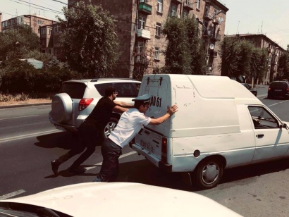 ԱԺ պատգամավորը և ՃՈ ոստիկանը ճանապարհը բացելու համար մեքենա են հրում. Լուսանկարներ