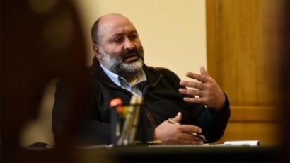 Ասում են նախկին գյուղապետը Վարազդատ Կարապետյանի հարազատ եղբայրն ա. Մենուա Հարությունյան