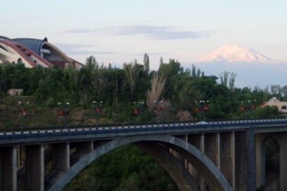 Ոստիկանության ՊՊԾ գնդի 2-րդ գումարտակի 1-ին վաշտի ծառայողները Կիևյան կամրջի վրա կանխել են 2 քաղաքացու ինքնասպանության փորձը