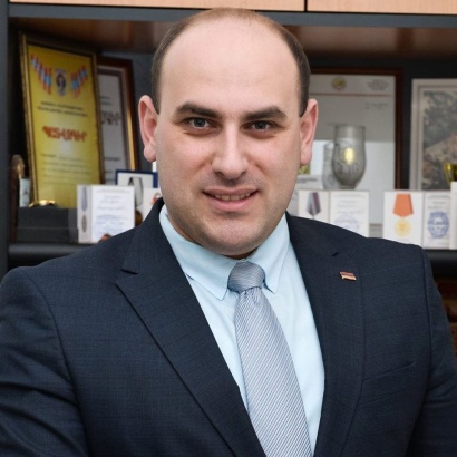 Երևանում կոտրել ու թալանել են հասարակական գործիչ, բազմաթիվ բարեգործական ակիցաների հեղինակ Մամիկոն Խուրշուդյանի ավտոմեքենան. ՖՈՏՈՌԵՊՈՐՏԱԺ