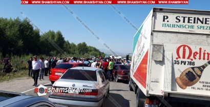 Լարված իրավիճակ Գեղարքունիքի մարզում. Ծովակ գյուղի բնակիչները փակել են գլխավոր ճանապարհը. խցանումը հասնում է արդեն 1 կիլոմետրի. ՖՈՏՈՌԵՊՈՐՏԱԺ