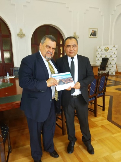 Ուզբեկստանում ՀՀ նորանշանակ դեսպանը հանդիպում է ունեցել Ուզբեկստանի ոսկերիչների ասոցիացիայի ղեկավար Դավրոն Սամատովի և նրա տեղակալի հետ