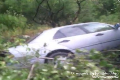 Փրկարարներն ավտոմեքենան դուրս են բերել ճանապարհի երթևեկելի հատված. ՏԵՍԱՆՅՈՒԹ