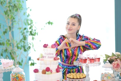 Երևանի ժամանցային վայրերից մեկում տեղի ունեցավ երգչուհի Մերի Քոչարյանի սպասված հանդիպումը իր երկրպագուների հետ. ՖՈՏՈՌԵՊՈՐՏԱԺ