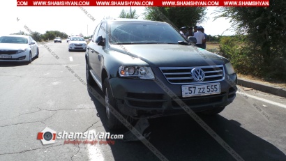 Արմավիրի մարզում 32-ամյա վարորդը Volkswagen Tuareg-ով վրաերթի է ենթարկել հետիոտնին. վերջինը ծայրահեղ ծանր ախտորոշմամբ տեղափոխվել է հիվանդանոց. ժամանել են ՃՈ վաշտի հրամանատարն ու տարածքի ոստիկանապետը. ՖՈՏՈՌԵՊՈՐՏԱԺ, ՏԵՍԱՆՅՈՒԹ