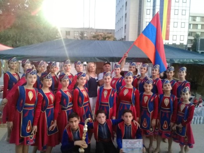Ռումինիայում 15 երկրների մասնակցությամբ կայացած միջազգային ազգագրական պարերի մրցույթ-փառատոնում Արգավանդ և Փարաքար համայնքների «ԱՅՎԱԶՅԱՆ» պարային կենտրոնը գրավել է պատվավոր 1-ին տեղը. ՖՈՏՈՌԵՊՈՐՏԱԺ