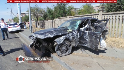 «Կասկադյորական» վթար Երևանում, BMW-ի վարորդը տապալել է քարե պարիսպն ու հայտնվել հետիոտնի համար նախատեսված մայթին, ավտոմեքենան վերածվել է մետաղե ջարդոնի. ՖՈՏՈՌԵՊՈՐՏԱԺ, ՏԵՍԱՆՅՈՒԹ