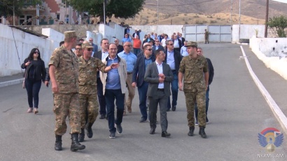 ՀՀ դեսպաններն ու դիվանագիտական ներկայացուցչությունների ղեկավարները շրջայց են կատարել Արցախի զորամասերից մեկում. ՖՈՏՈՇԱՐՔ