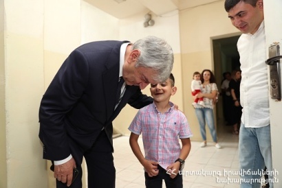 Գիտելիքի օրը նախարարի հետ. Ֆելիքս Ցոլակյանն այցելել է Գյումրի՝ մասնակցելու տոնական միջոցառումներին. ՖՈՏՈՌԵՊՈՐՏԱԺ, ՏԵՍԱՆՅՈՒԹ