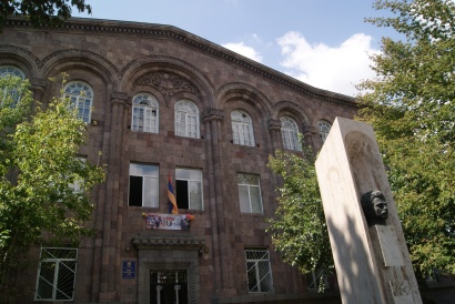 Արտակարգ դեպք Երևանի դպրոցներից մեկում. պահակը կասկածվում է 6–ամյա աշակերտին հատակով քարշ տալու մեջ