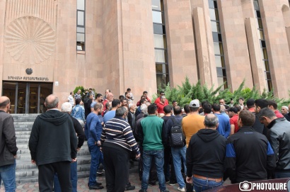 Քաղաքապետարանը չի փոխանցել գումարները, աշխատավարձ չենք ստացել. «Սանիթեք»-ի աշխատակիցների բողոքի ակցիա իրականացրեցին. ՏԵՍԱՆՅՈՒԹ. Tert.am