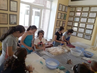 Գյումրիում իրականացվում է «Թաղիքագործության դպրոցի հիմնում Մեղվիկում» ծրագիրը. ՖՈՏՈՌԵՊՈՐՏԱԺ