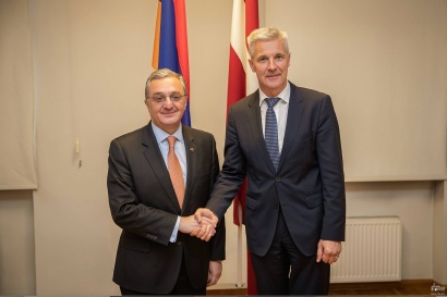 Զոհրաբ Մնացականյանը հանդիպել է Լատվիայի փոխվարչապետ, ՊՆ նախարար Արտիս Պաբրիկսին