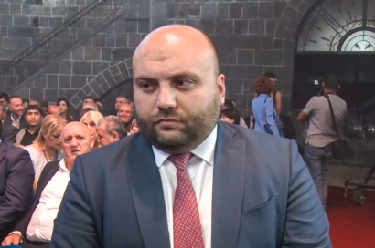 ՊՆ փոխգնդապետն է իմ օգնականին հետապնդել մինչև բնակարան ու ընկել աստիճաններից. Վայոց Ձորի մարզպետը՝ Եղեգնաձորում ծեծկռտուքի հետևանով կոմայի մեջ ընկած փոխգնդապետի մասին. Tert.am. ՏԵՍԱՆՅՈՒԹ