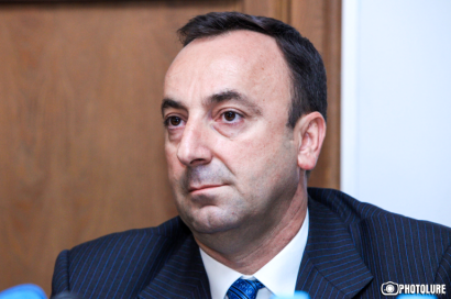 Քանի որ իմ լիազորությունները դադարեցնելու հարցով ՍԴ դիմելու ԱԺ որոշման նախագիծը քաղաքական նպատակաուղղվածություն ունի, ԱԺ–ում դրա քննարկմանն իմ մասնակցությունը նպատակահարմար չէ. Հ. Թովմասյան