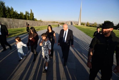 Քիմ և Քորթնի Քարդաշյաններն այցելեցին Հայոց ցեղասպանության Ծիծեռնակաբերդի հուշահամալիր