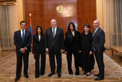 Նախագահ Արմեն Սարգսյանն ընդունել է աշխարհահռչակ ամերիկահայ հեռուստաաստղեր Քիմ և Քորթնի Քարդաշյան քույրերին. ՖՈՏՈՌԵՊՈՐՏԱԺ